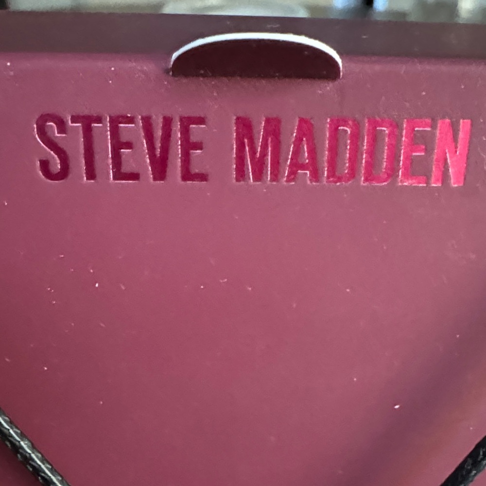Steve Madden Gold 'L' Pendant Necklace - Picture 2 of 5